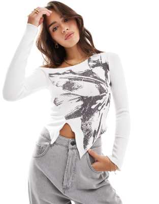 Bershka - Geripptes, asymmetrisches Oberteil in Ecru mit Blumen-Print-Neutral