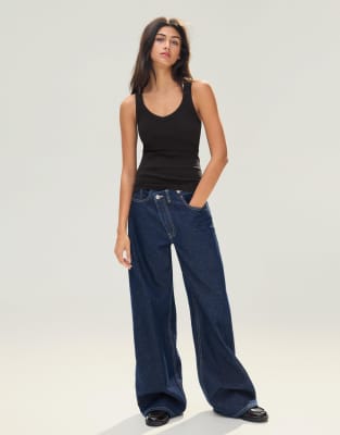 Bershka - Geripptes Basic-Trägertop in Schwarz