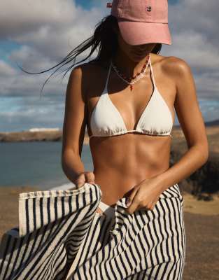 Bershka - Geripptes Bikinioberteil in Weiß