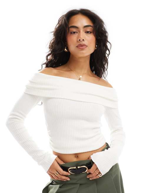Bershka – Geripptes Oberteil in Ecru mit Carmen-Ausschnitt