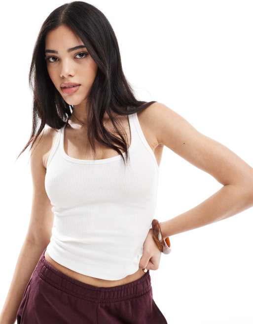 Bershka – Geripptes Tanktop in Weiß mit U-Ausschnitt