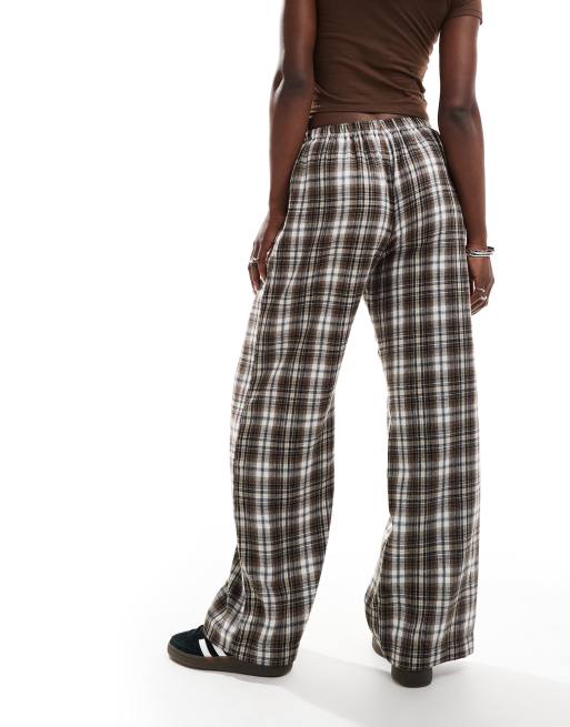 Bershka - Geruite broek met wijde pijpen en gestrikte taille in bruin, 4 van 5