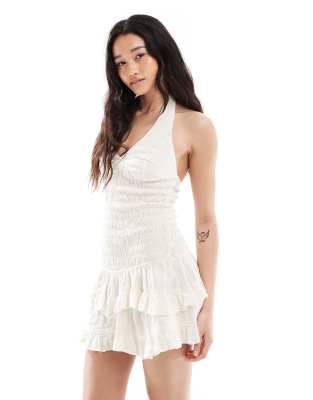 Bershka - Gesmoktes Minikleid in Ecru mit gebundenem Neckholder und Rüschen-Neutral