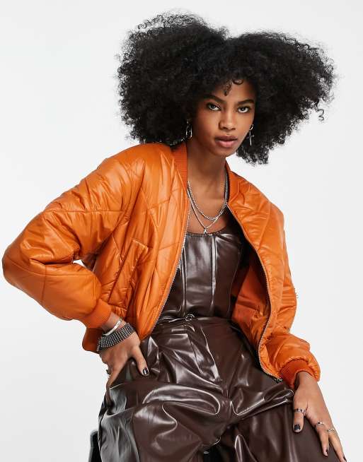 Bershka – Gesteppte Bomberjacke in Orange