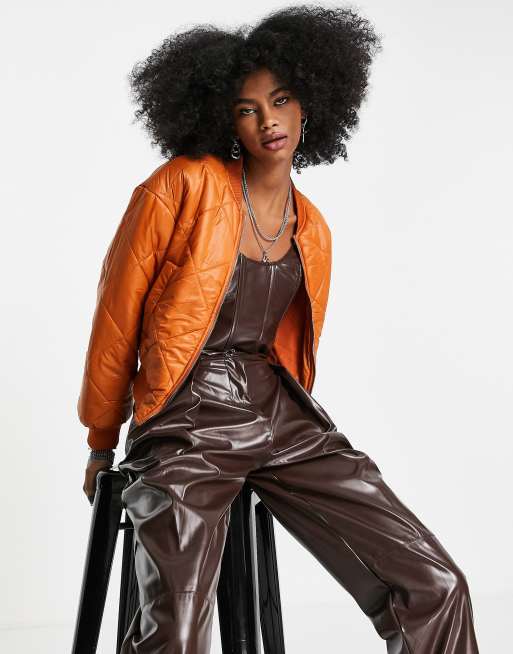 Bershka – Gesteppte Bomberjacke in Orange
