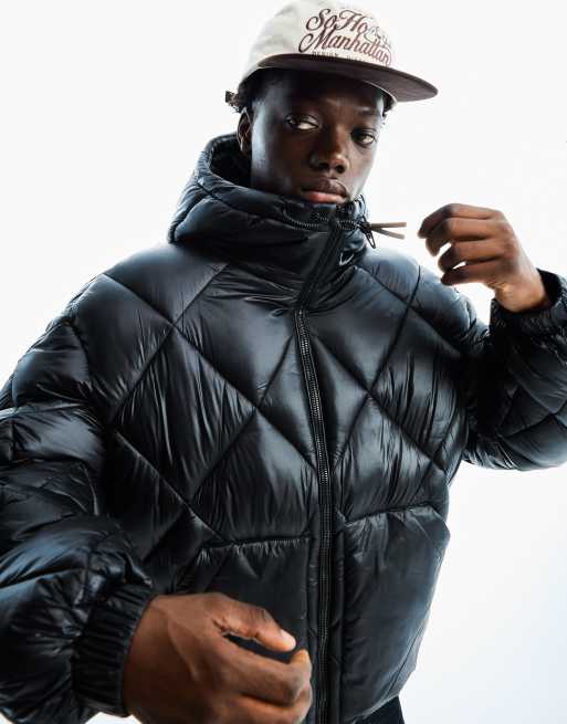 Bershka gesteppte technische Jacke mit Kapuze in Schwarz, 4 von 5
