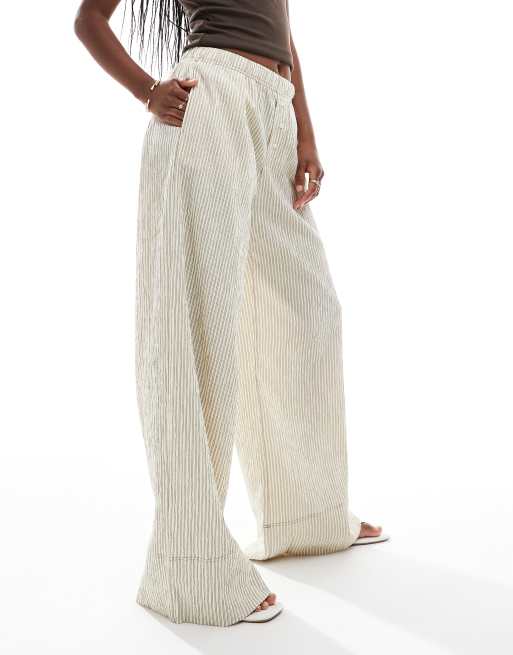 Bershka - Gestreepte broek van seersucker met wijde pijpen in beige, 3 van 5