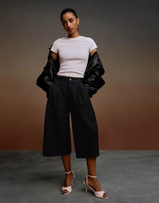 Bershka - Gestreifte Culotte-Shorts in Blau-Marineblau