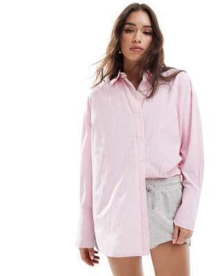 Bershka - Gestreifte Oversize-Hemdbluse in Rosa