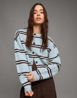 Bershka - Gestreifte Strickjacke in Blau mit Knopfleiste