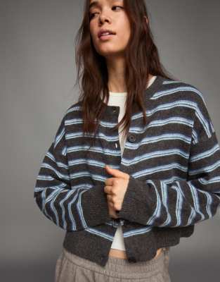 Bershka - Gestreifte Strickjacke in Braun mit Knopfleiste-Brown