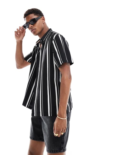 Bershka – Gestreiftes Hemd in Schwarz mit Knitterstruktur