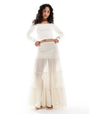 Bershka - Gestufter Maxirock in Ecru mit gesmokten Details-Neutral