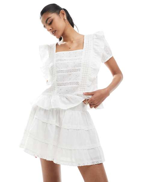Bershka – Gestufter Mini-Rüschenrock in Weiß mit Stickerei - view 1