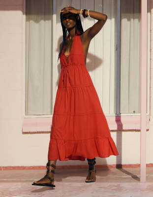 Bershka - Gestuftes Neckholder-Maxikleid in Rot