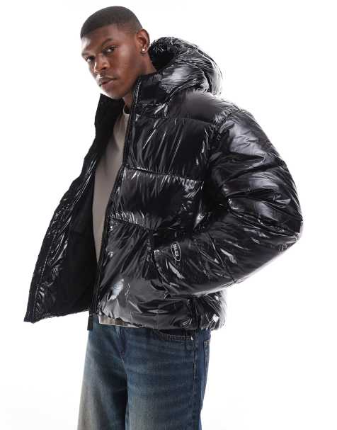 Bershka - Gewatteerd jack met hoogglans en capuchon in zwart - view 1