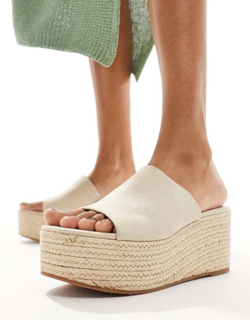 Bershka - Geweven sandalen met plateauzool in zandkleur