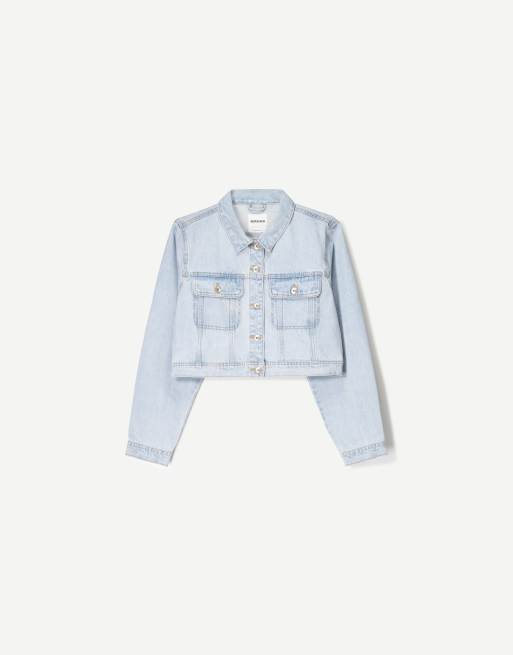 Bershka - Giacca di jeans dal taglio corto blu chiaro