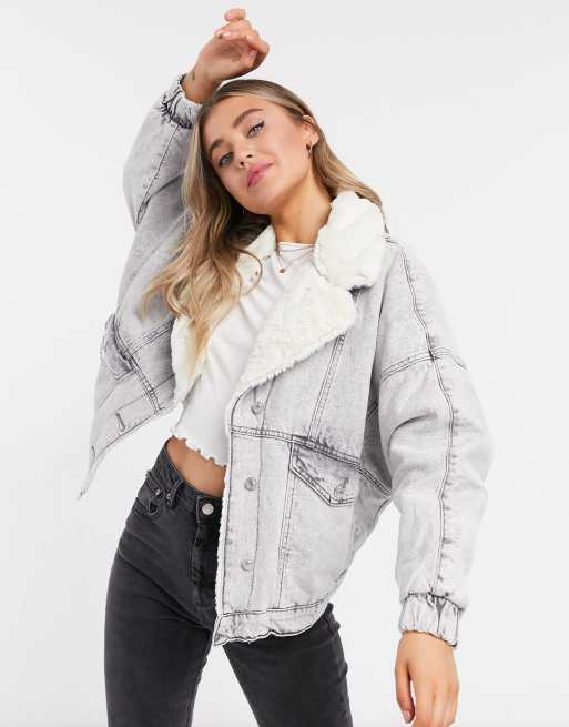 Bershka Giacca di jeans oversize con colletto in pelliccia