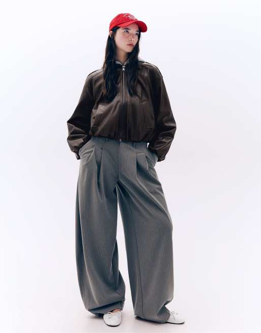 Bershka - Giacca marrone a palloncino in pelle sintetica, 2 di 5
