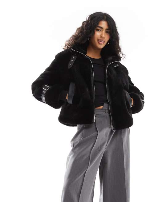Bershka - Giacca nera in pelliccia sintetica con fibbie