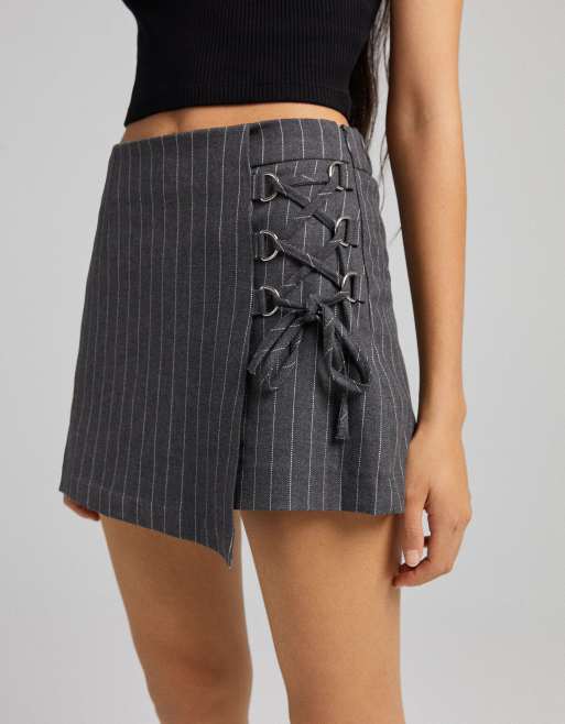 Bershka Gonna pantalone corta grigio gessato con dettagli ad anello