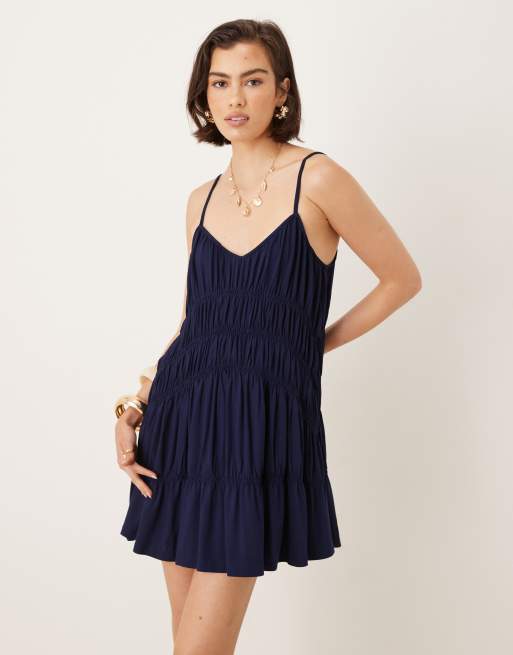 Bershka – Granatowa marszczona sukienka mini na ramiączkach, 4 z 4