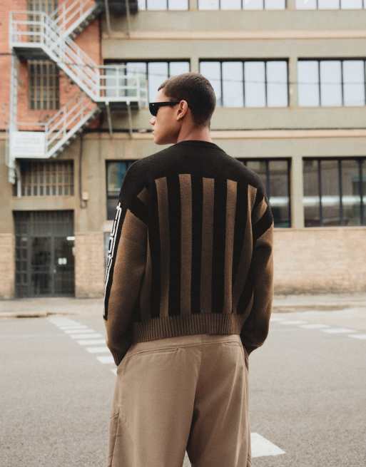 Bershka Graphic boxig jacquardtröja med v-ringning i brun, 5 av 7