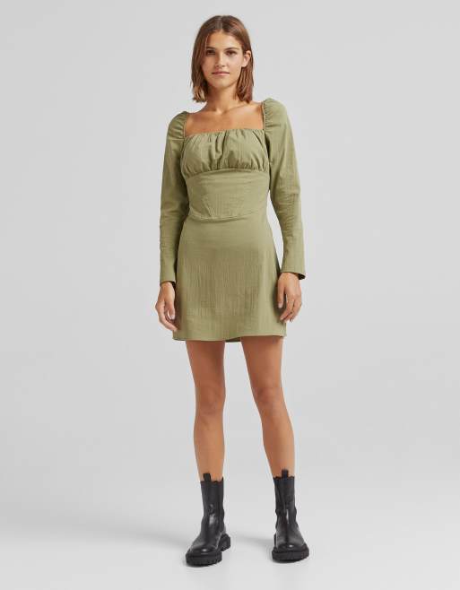 Bershka – Grön miniklänning med ryschad byst och lång ärm