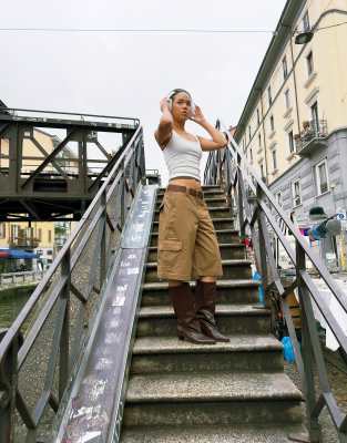 Bershka - Gürtel in Braun mit goldfarbener Schnalle-Brown