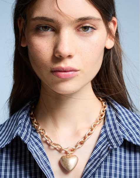 Bershka Heart pendant necklace in gold - view 1