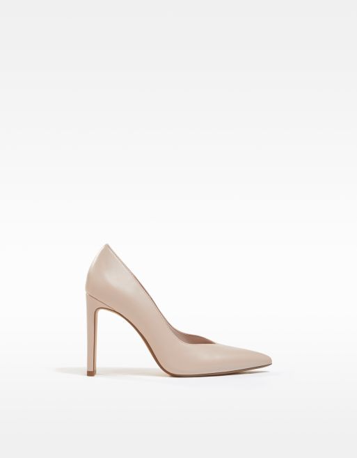 Bershka heeled court shoe in beige