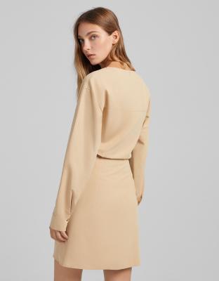 Bershka – Hemdkleid in Beige mit verdrehter Vorderseite | ASOS