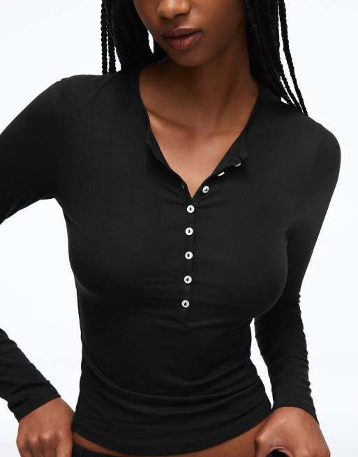 Bershka Henley-t-shirt med långa ärmar i svart, 2 av 5