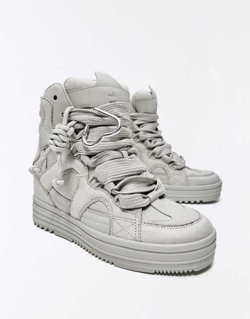 Bershka High-Top-Sneaker mit Charm in Grau, 5 von 7