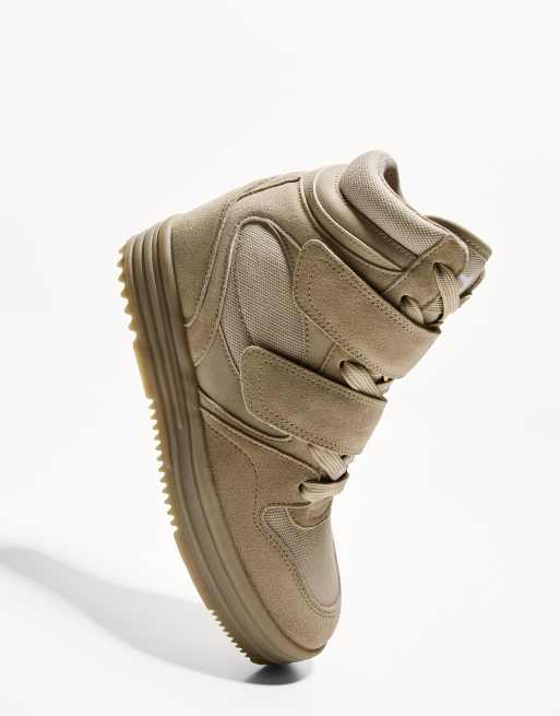 スペイン発☆ Bershka♪インナーウェッジ付ハイトップスニーカー Bershka high top trainers with inner wedge in beige | ASOS