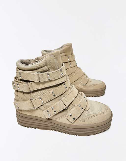 Bershka High-top wedge trainers with studs in tan, 5 of 7
