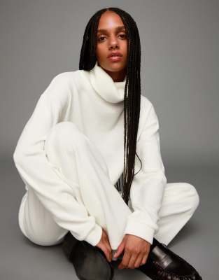 Bershka - Hochgeschlossener, gerippter Pullover in Ecru-Weiß