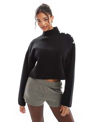 Bershka - Hochgeschlossener Pullover in Schwarz mit goldfarbenen Knöpfen