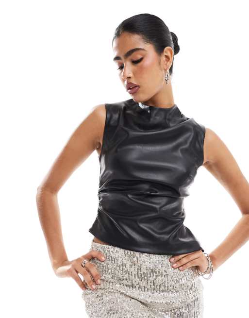 Bershka – Hochgeschlossenes Oberteil aus Kunstleder in Schwarz