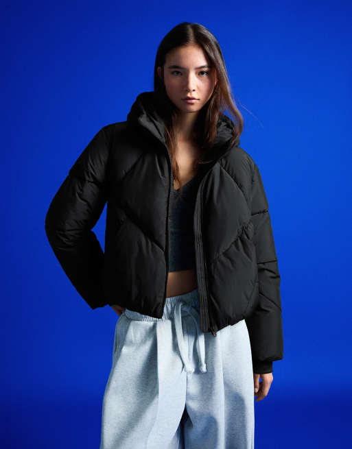 Bershka Hooded puffer jacket in black, 2 of 5