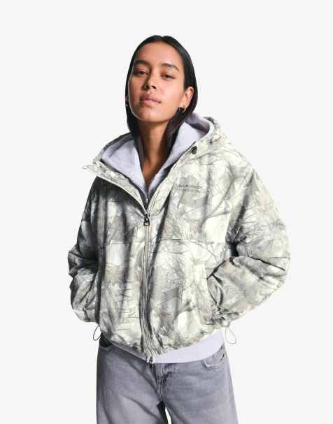 Bershka Hooded puffer jacket with print in grey - view 1
