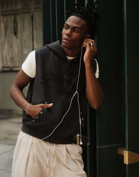 Bershka Hooded zip-up waistcoat with washed effect in black - view 1