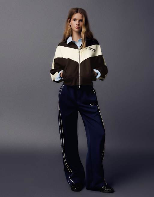 Bershka hoogsluitend jack met print in bruin, 2 van 5