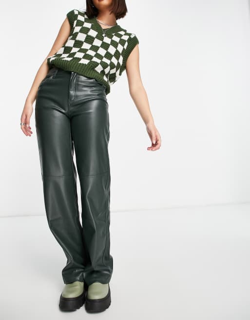 Bershka – Hose aus Kunstleder in Grün mit geradem Schnitt