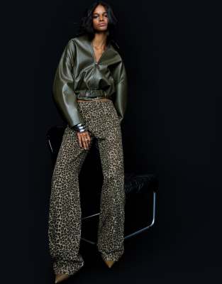 Bershka - Hose in Braun mit Animal-Print, geradem Bein und Nieten-Brown