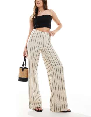 Bershka - Hose in gestreiftem Ecru mit Knitterstruktur und weitem Bein-Neutral