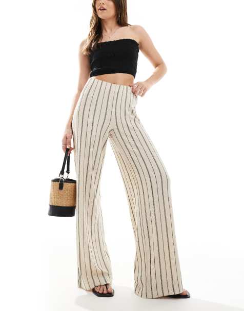 Bershka – Hose in gestreiftem Ecru mit Knitterstruktur und weitem Bein - view 1