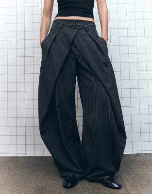 Bershka - Hose in Grau mit Zierfalten und doppeltem Knopfdetail