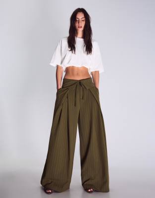 Bershka - Hose in Khaki mit Abnähern und umgeschlagenem Bund-Grün